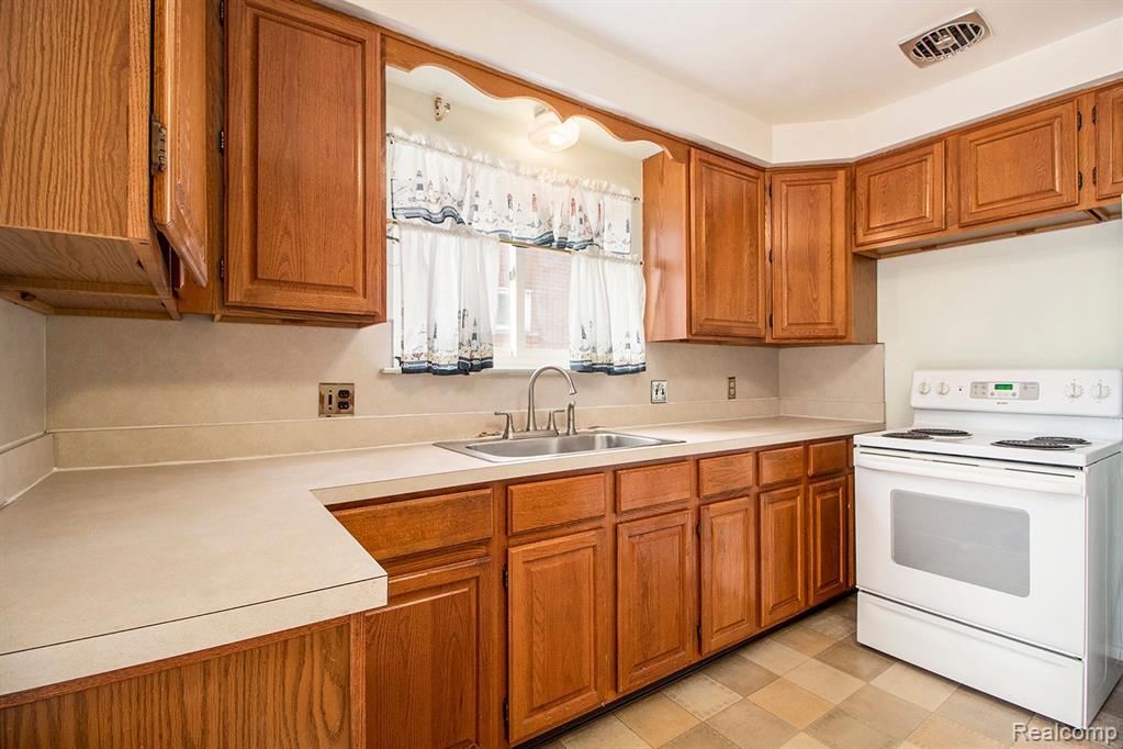 9592 SARASOTA, Redford, MI 48239 — Photo 11