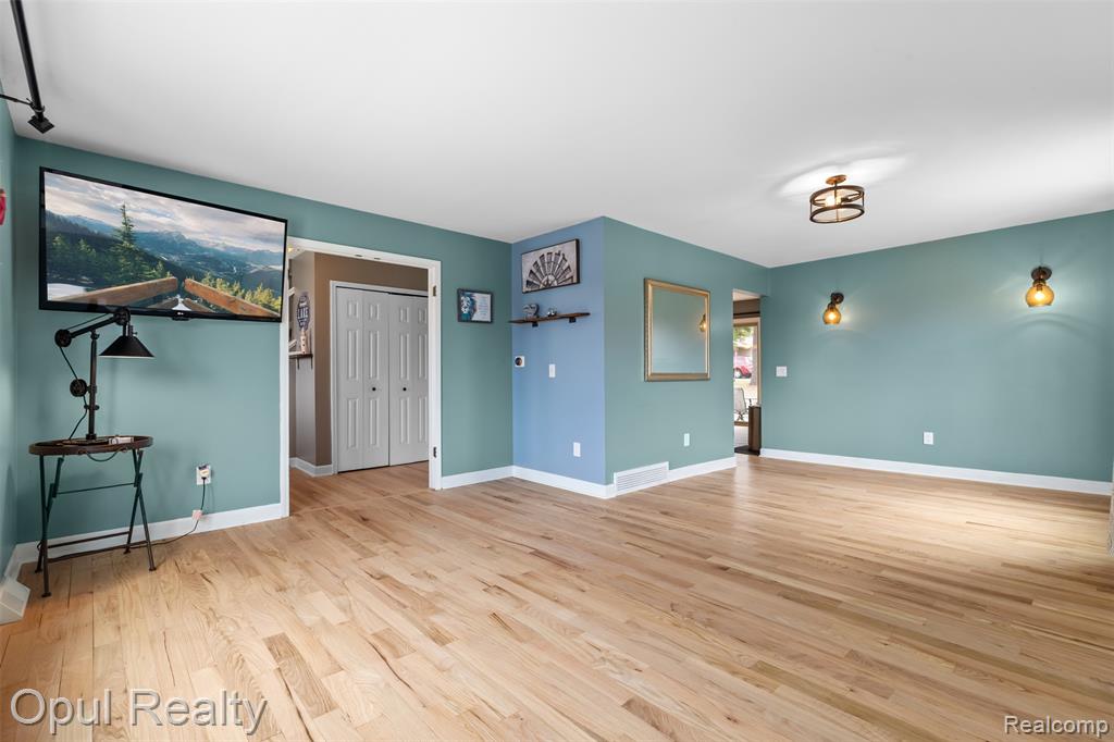 4748 Ravinewood Drive, Commerce Twp, MI 48382 — Photo 8