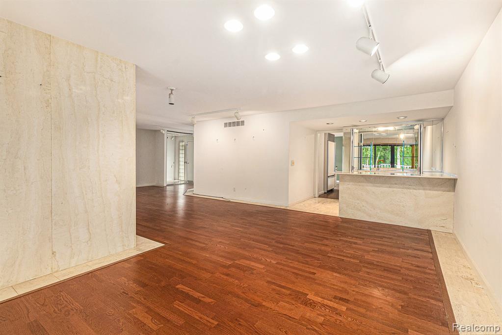 6964 Pebblecreek Woods Drive, West Bloomfield, MI — Photo 8