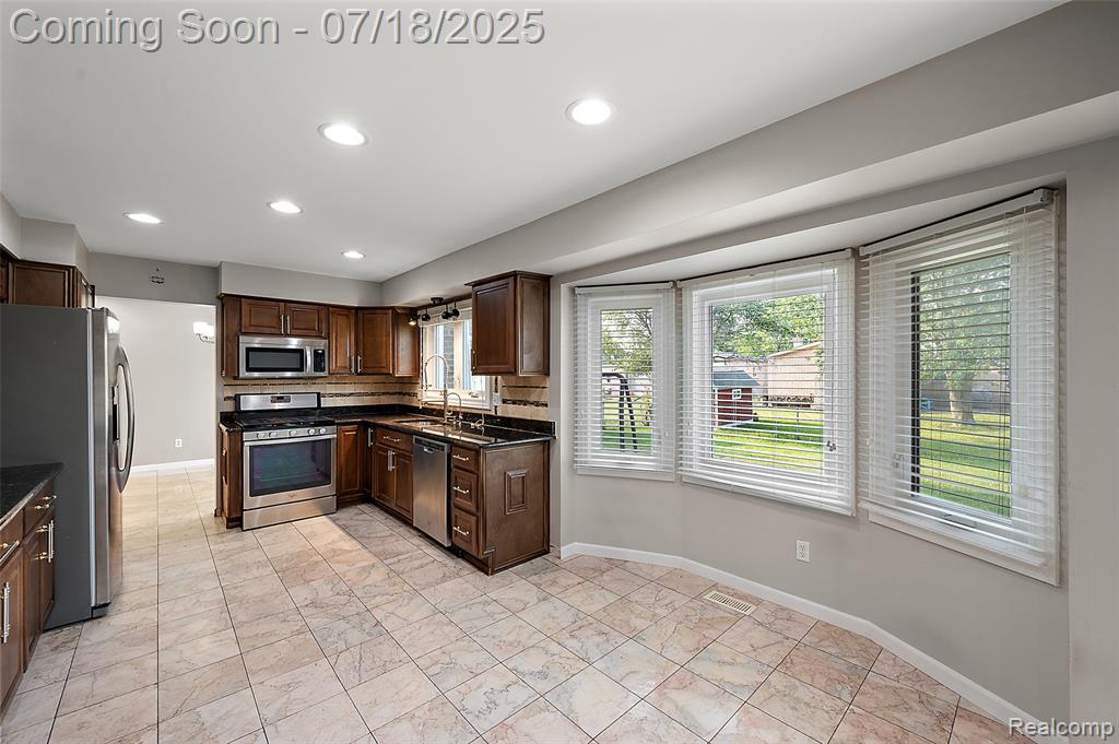 4152 Bloomfield Drive, Sterling Heights, MI 48310 — Photo 24
