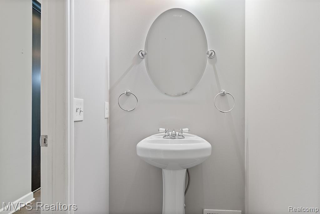 5325 SHOREWOOD Drive, Fort Gratiot, MI 48059 — Photo 23