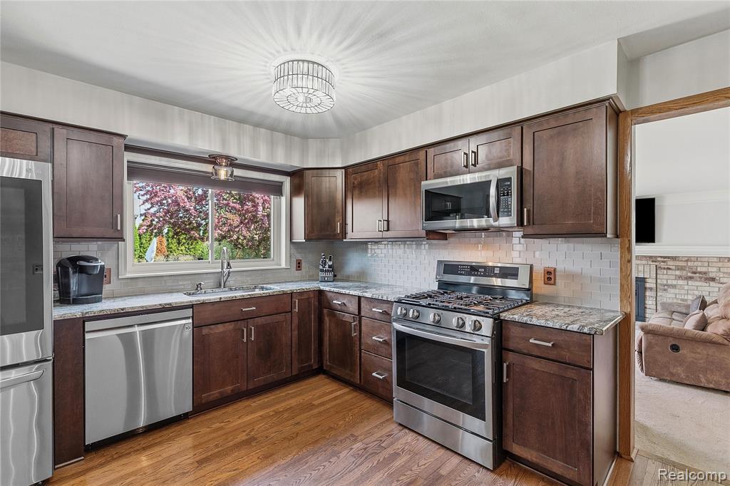 25030 Balsam Drive, Flat Rock, MI 48134 — Photo 13