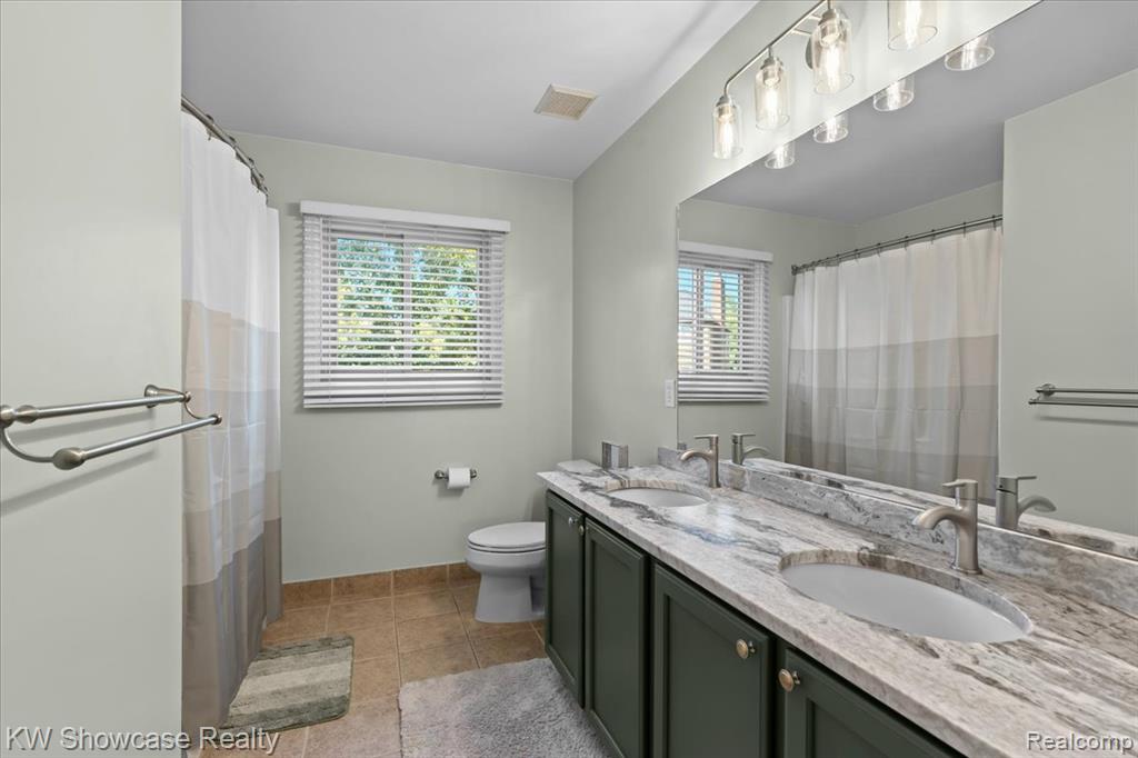 44847 Larkspur, Novi, MI 48377 — Photo 32