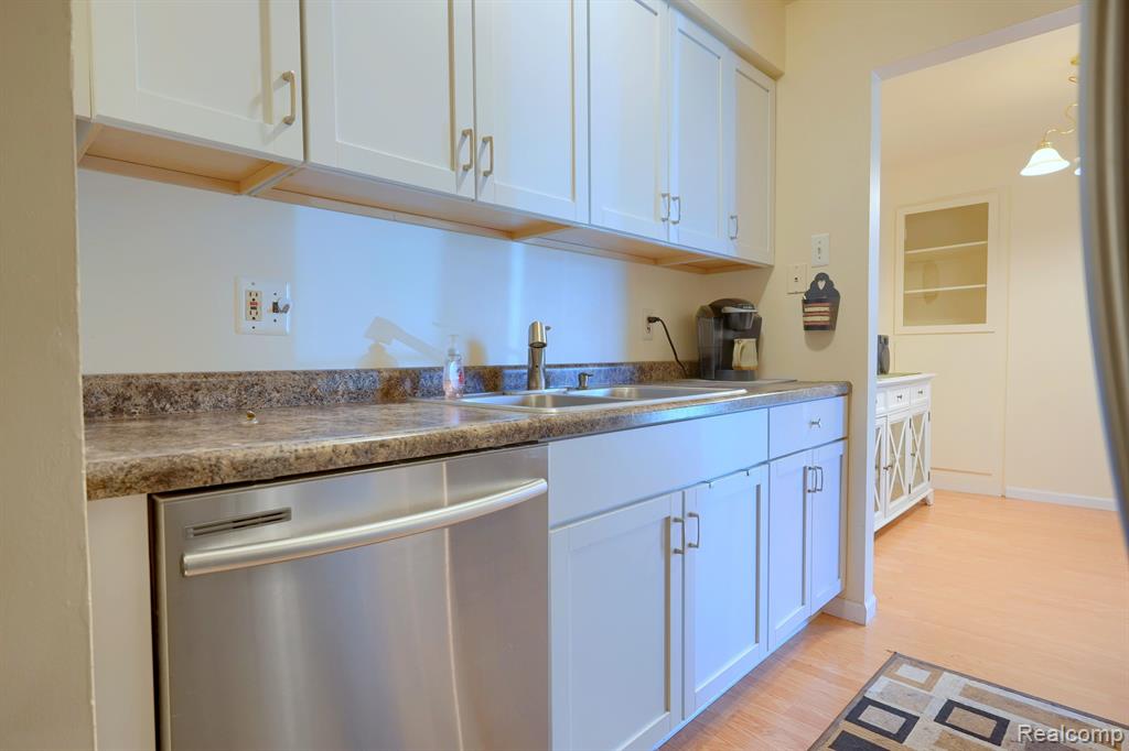 1891 BALDWIN Drive, 2, Trenton, MI 48183 — Photo 10