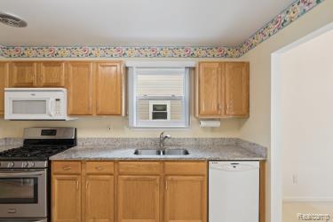 2096 Maplehurst Drive, Commerce Twp, MI 48390 — Photo 11