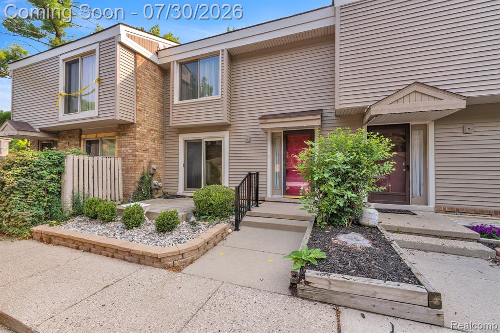 1424 Oakbrook E, Rochester Hills, MI 48307