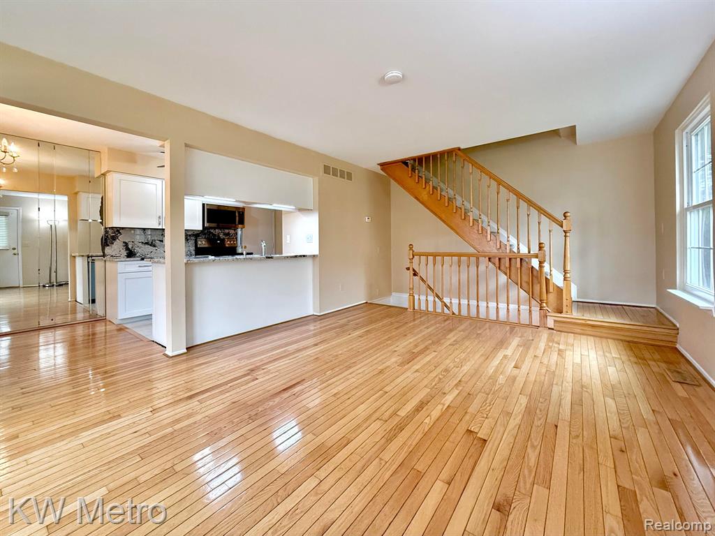 223 NEPTUNE Drive, Walled Lake, MI 48390 — Photo 4