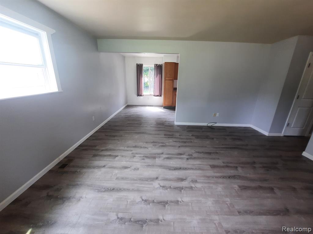 300 PARKSIDE Avenue, Holly, MI 48442 — Photo 4