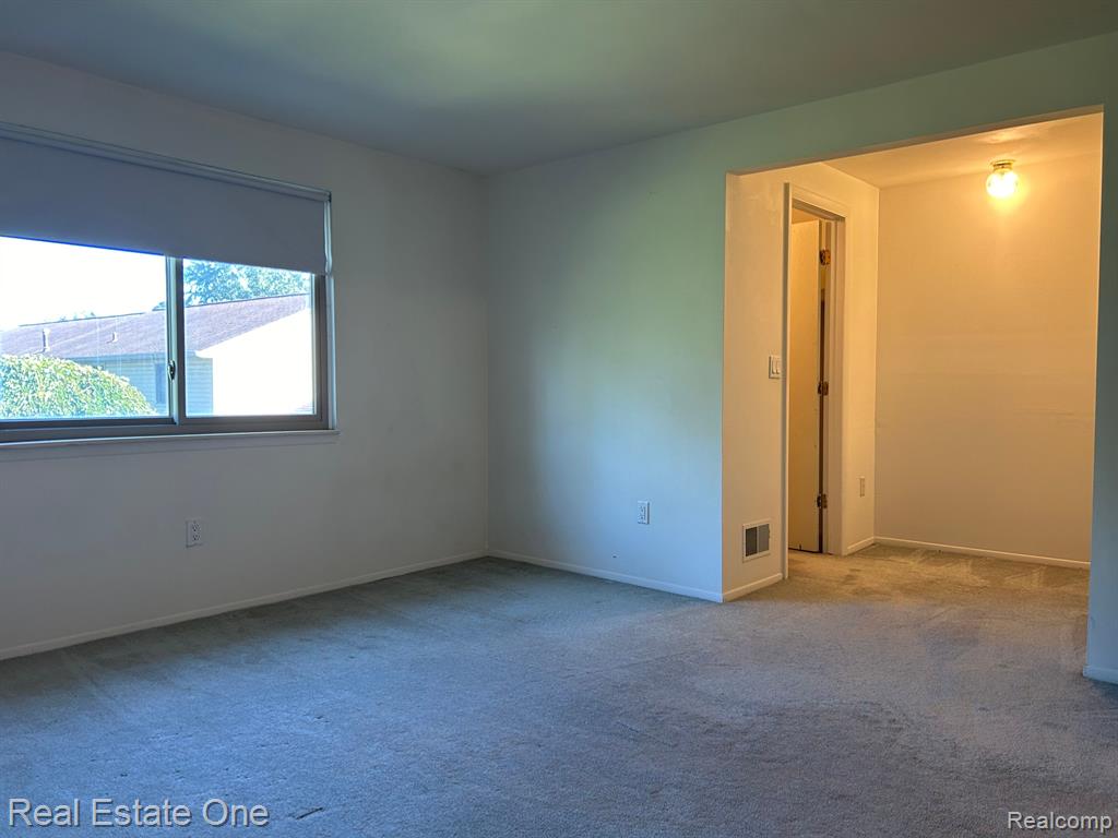 3988 OLD CREEK Road, Troy, MI 48084 — Photo 9