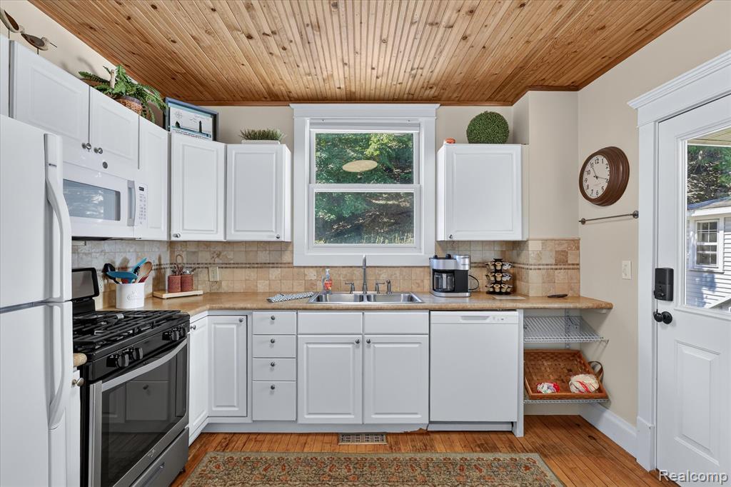 398 Howard Avenue, Grand Haven, MI 49417 — Photo 11