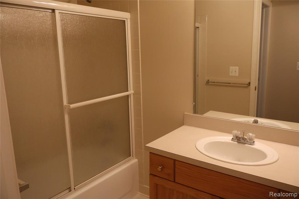 4580 BERKSHIRE Drive, Sterling Heights, MI 48314 — Photo 29