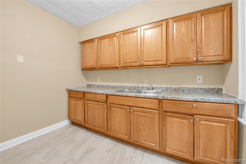 5044 Fairview Street, Detroit, MI 48213 — Photo 7