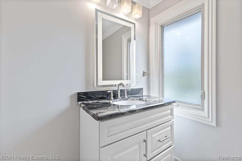 5215 DEER RUN Circle, Orchard Lake Village, MI 48323 — Photo 43