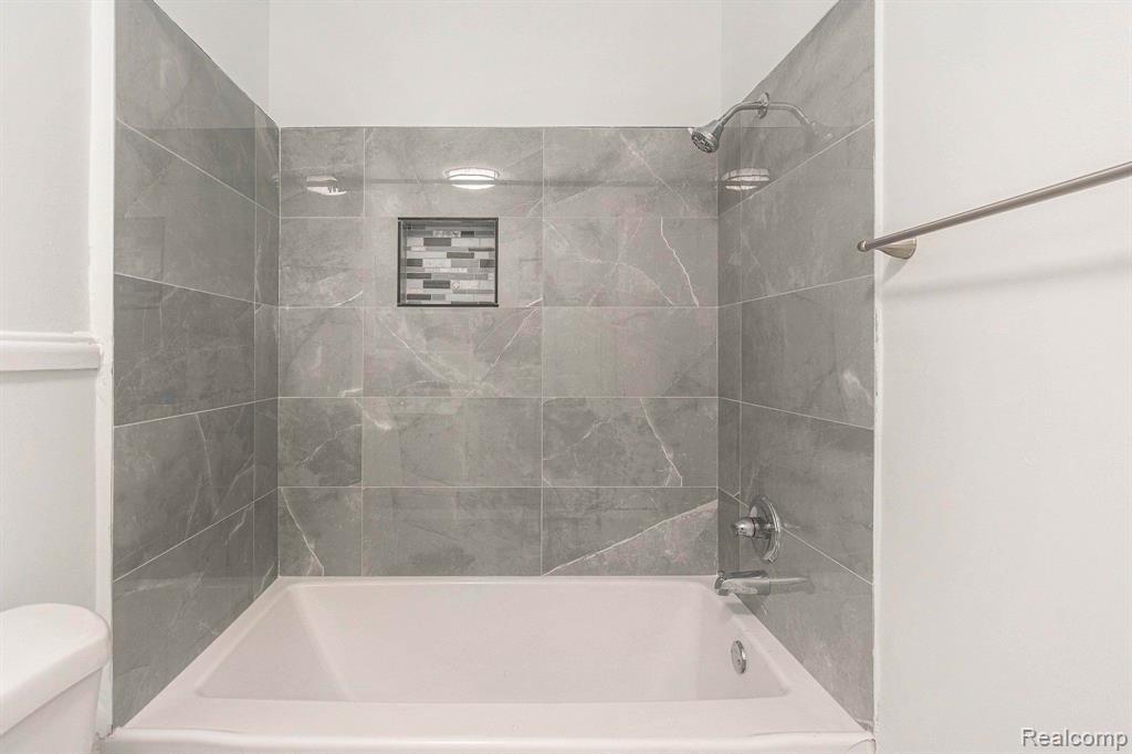 2475 S COMMERCE Road, Wolverine Lake, MI 48390 — Photo 32