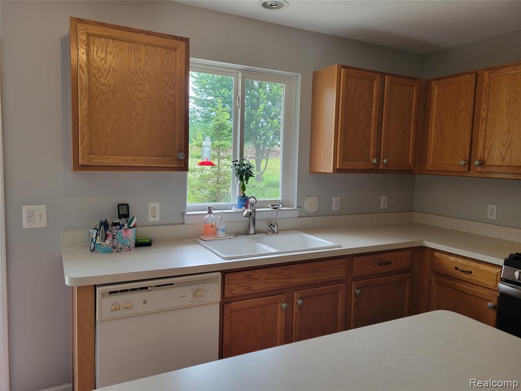 5100 Meadow Crest Circle, Holly, MI 48442 — Photo 9