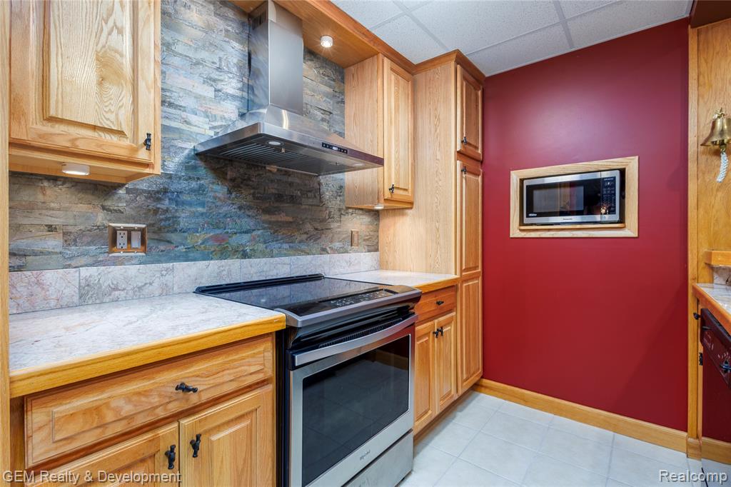 9054 Green Hickory Lane, Fenton, MI 48430 — Photo 46
