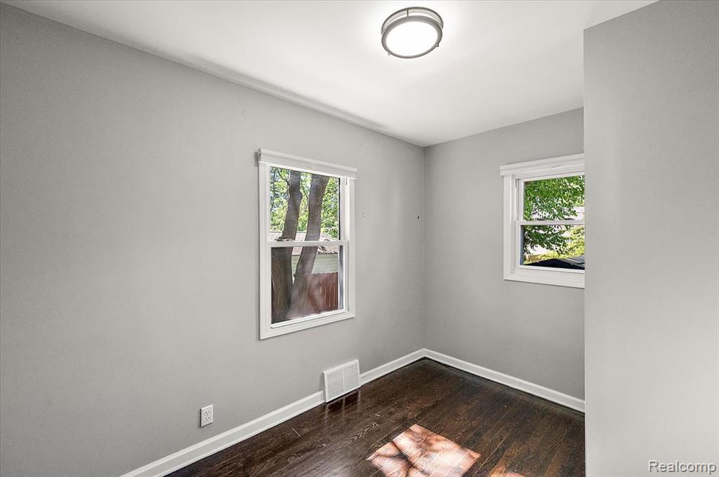 136 W Elza Avenue, Hazel Park, MI 48030 — Photo 18