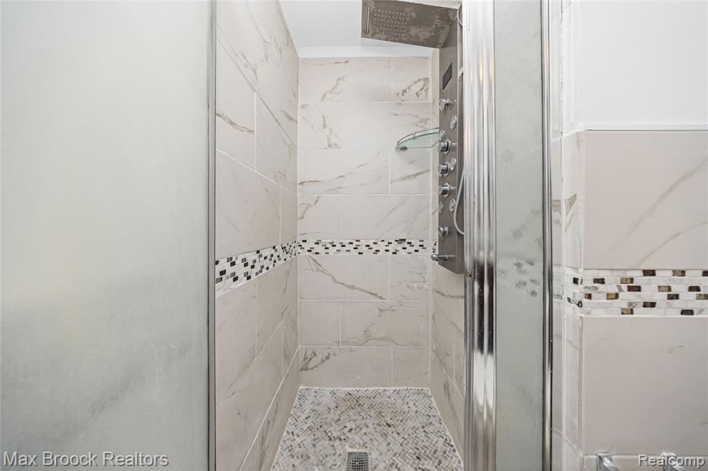 6240 Wynford Drive, West Bloomfield, MI — Photo 43