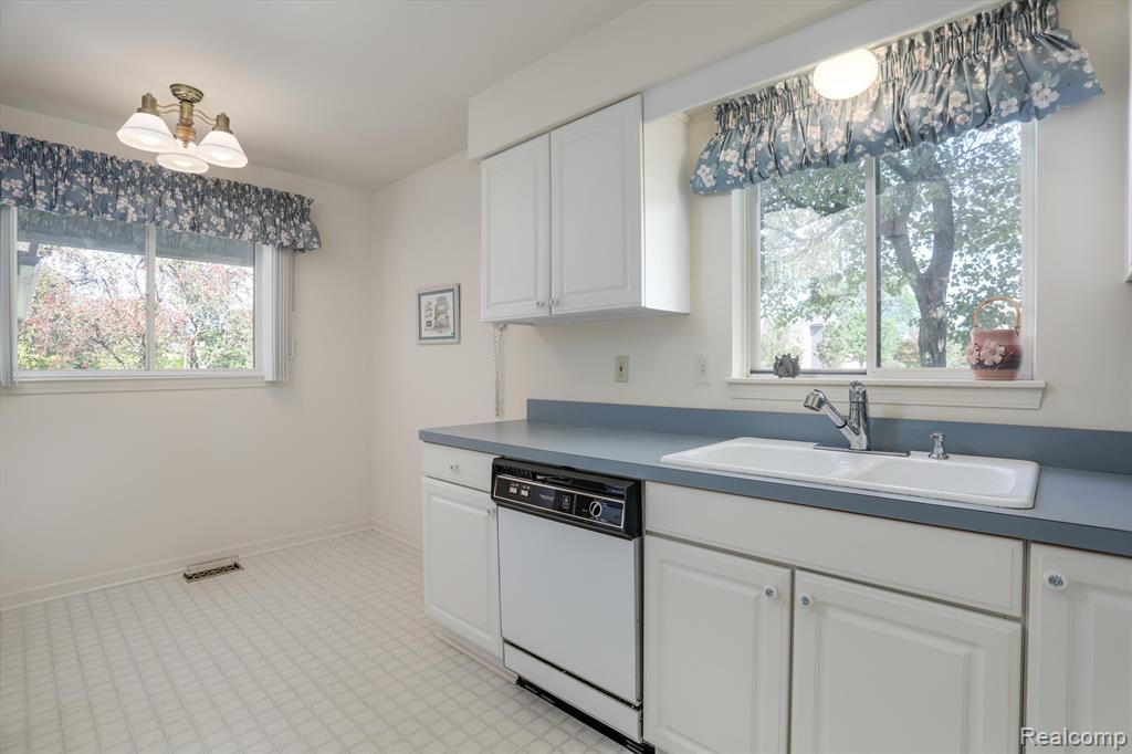 9735 HAWTHORNE GLEN Drive, Grosse Ile, MI 48138 — Photo 17