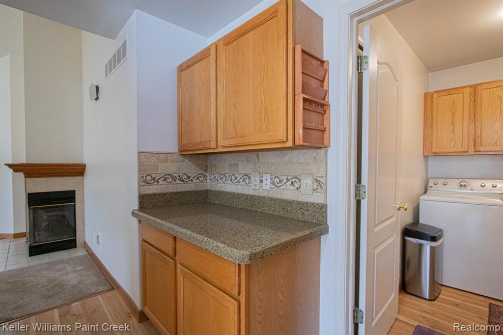 2569 MAPLE FOREST Drive, Wixom, MI 48393 — Photo 10