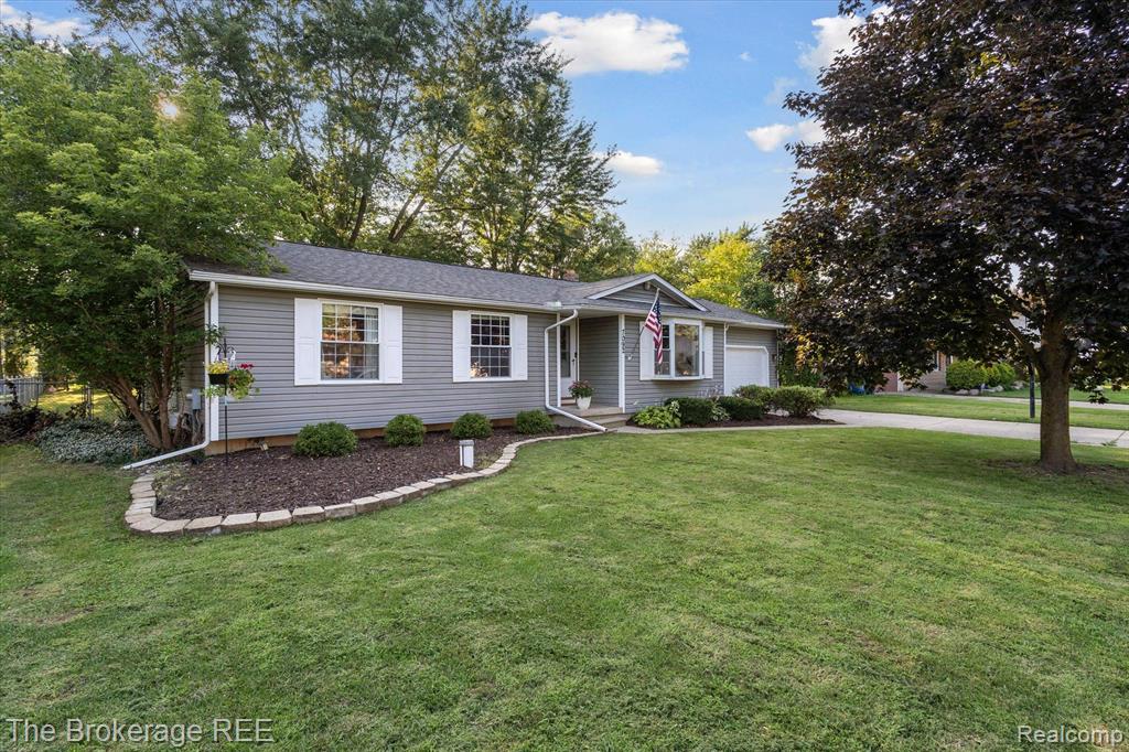 7092 FAIRGROVE Drive, Swartz Creek, MI 48473 — Photo 4