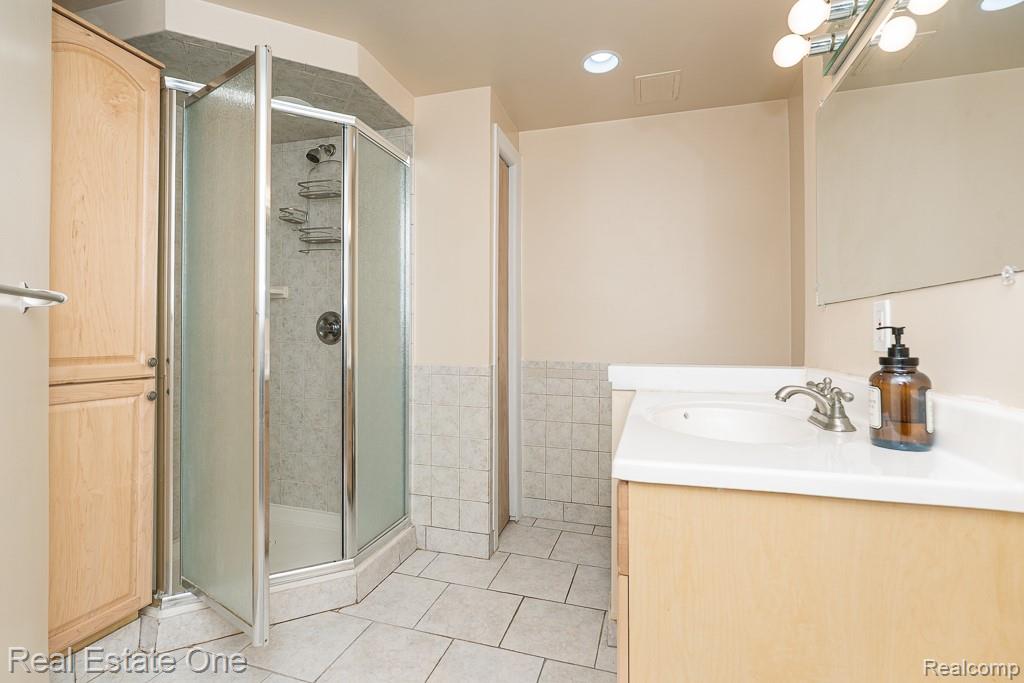 6778 Baytree Court, Shelby Twp, MI 48316 — Photo 38