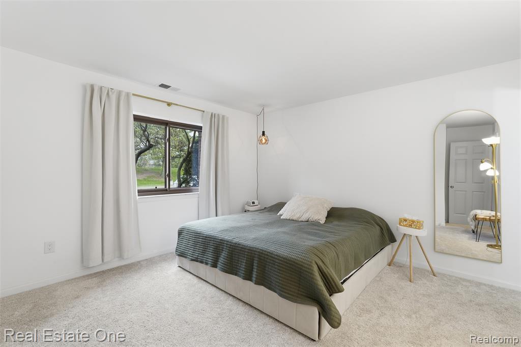 33547 Pondview Circle, 130, Livonia, MI 48152 — Photo 16