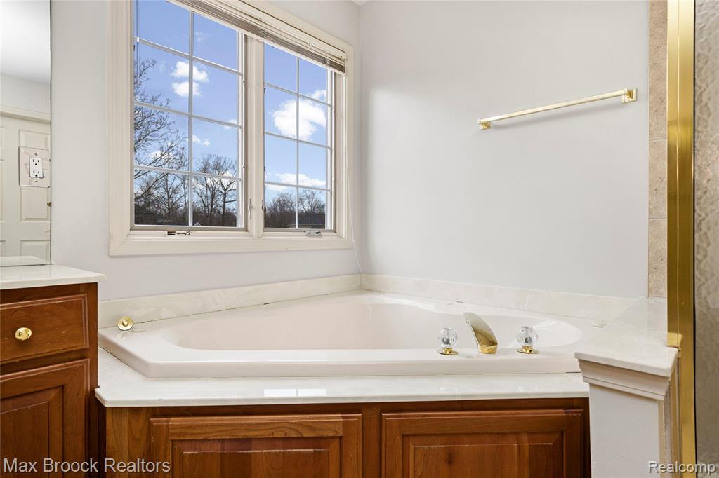 7083 Chatham Court, West Bloomfield, MI — Photo 49