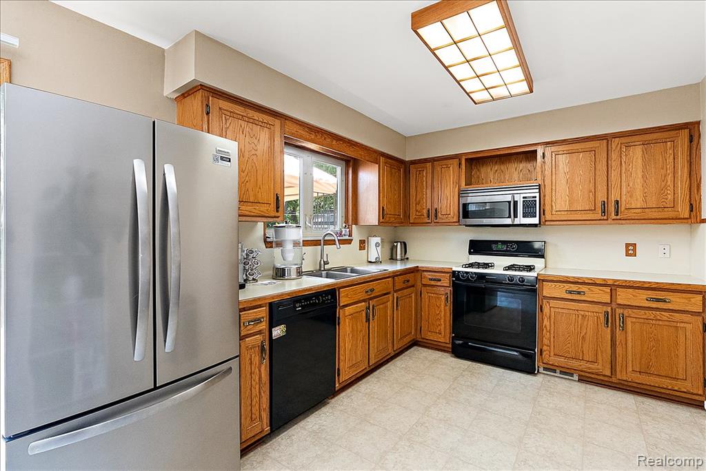5242 Mansfield Avenue, Sterling Heights, MI 48310 — Photo 13