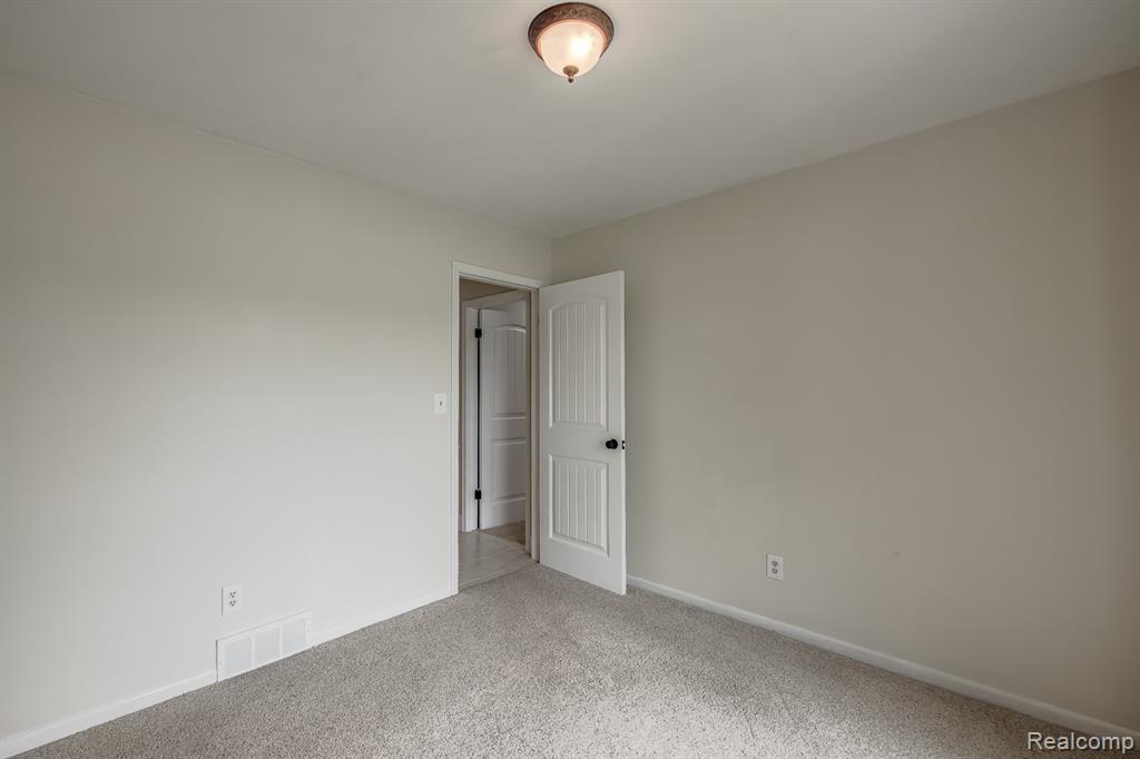 5914 Pleasant Drive, Waterford, MI 48329 — Photo 23