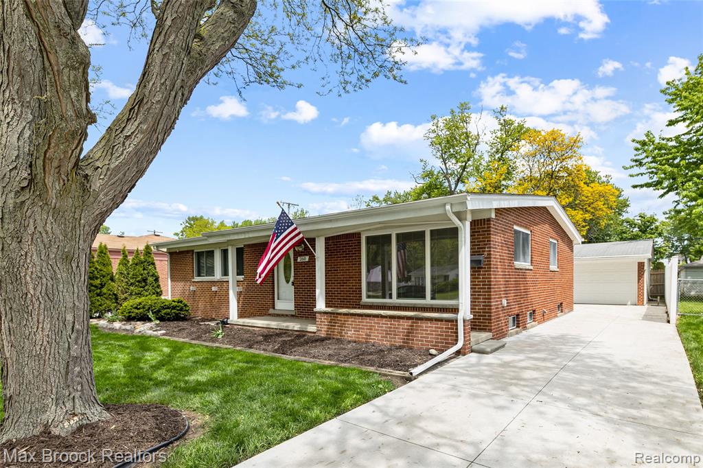 260 Lyons Drive, Troy, MI 48083 — front exterior