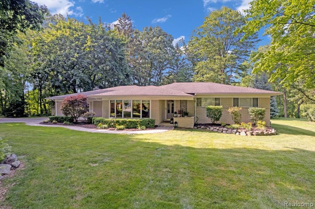 6875 Hubbard Road, Clarkston, MI 48348 — Photo 2