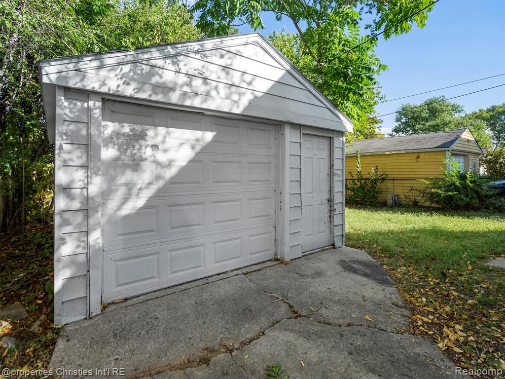 8770 Leroy Street, Oak Park, MI 48237 — Photo 24