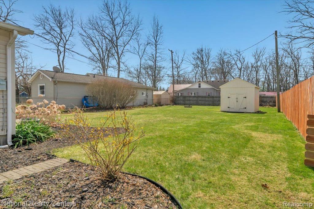 6823 SALINE Drive, Waterford, MI 48329 — Photo 17