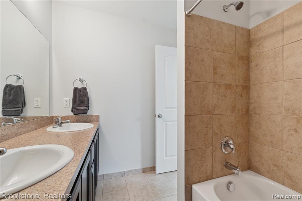 7422 S Village Drive, Clarkston, MI — Photo 40