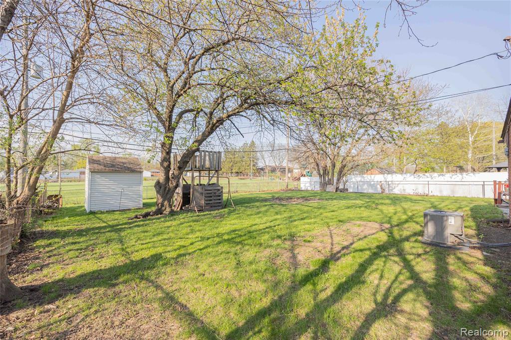 23300 N Brookside Drive, Dearborn Heights, MI 48125 — Photo 22
