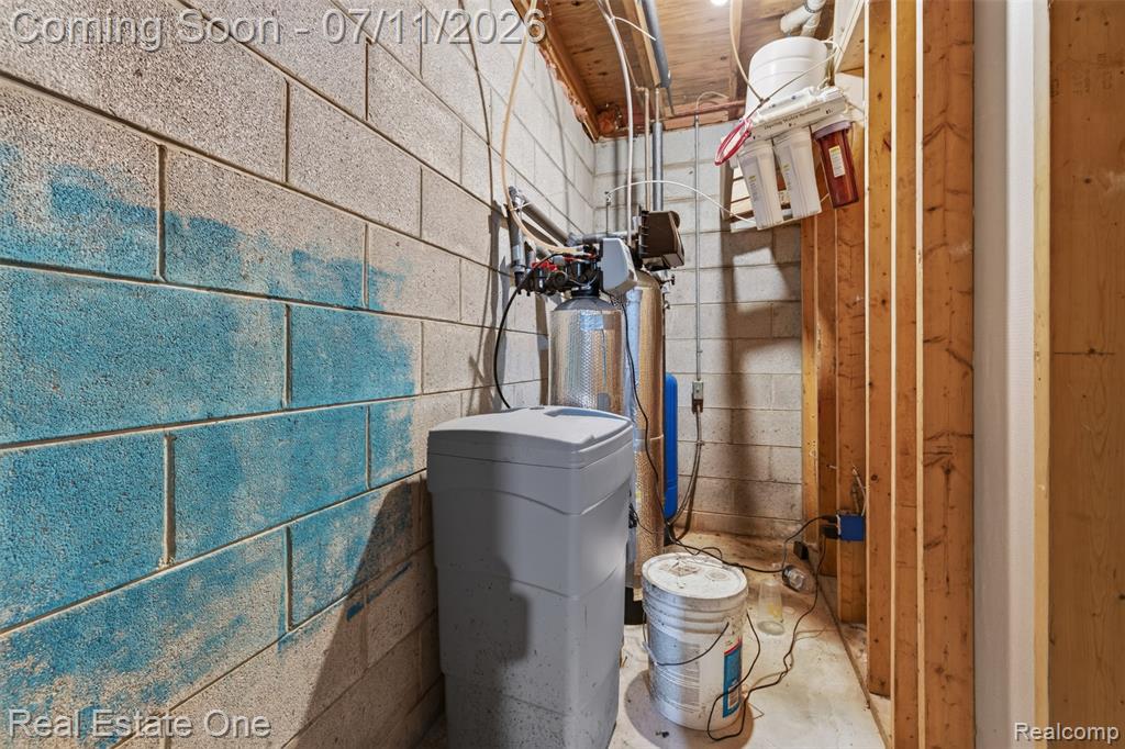 310 S Van Road, Holly, MI 48442 — Photo 44
