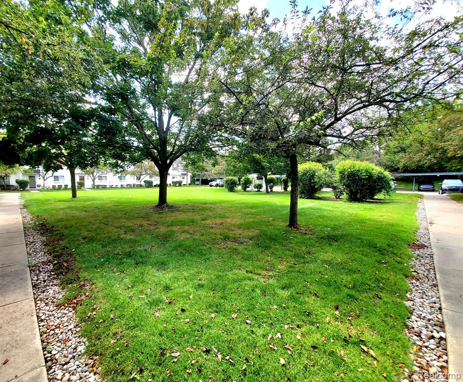 30346 NANTUCKET Drive, Farmington Hills, MI 48336 — Photo 23