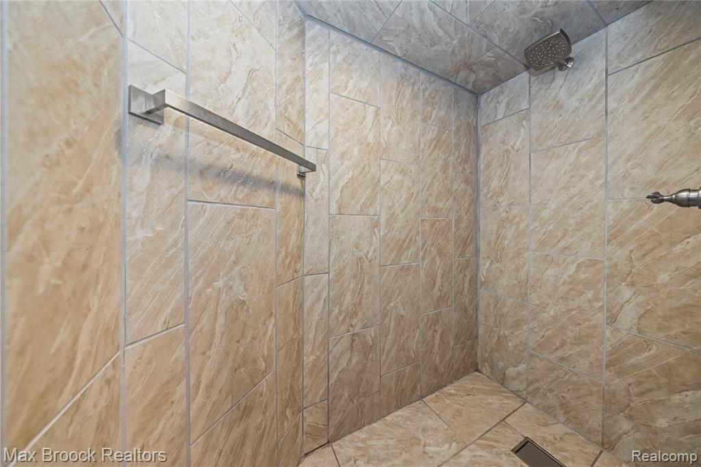 694 S Squirrel Road, Auburn Hills, MI 48326 — Photo 28