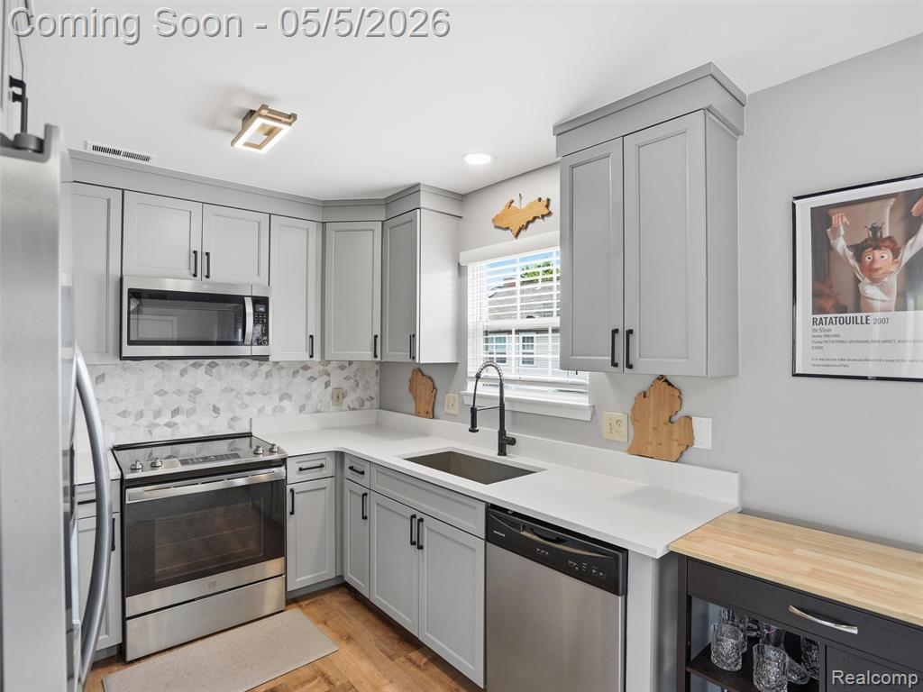 135 W Kenilworth Avenue, Royal Oak, MI 48067 — Photo 10