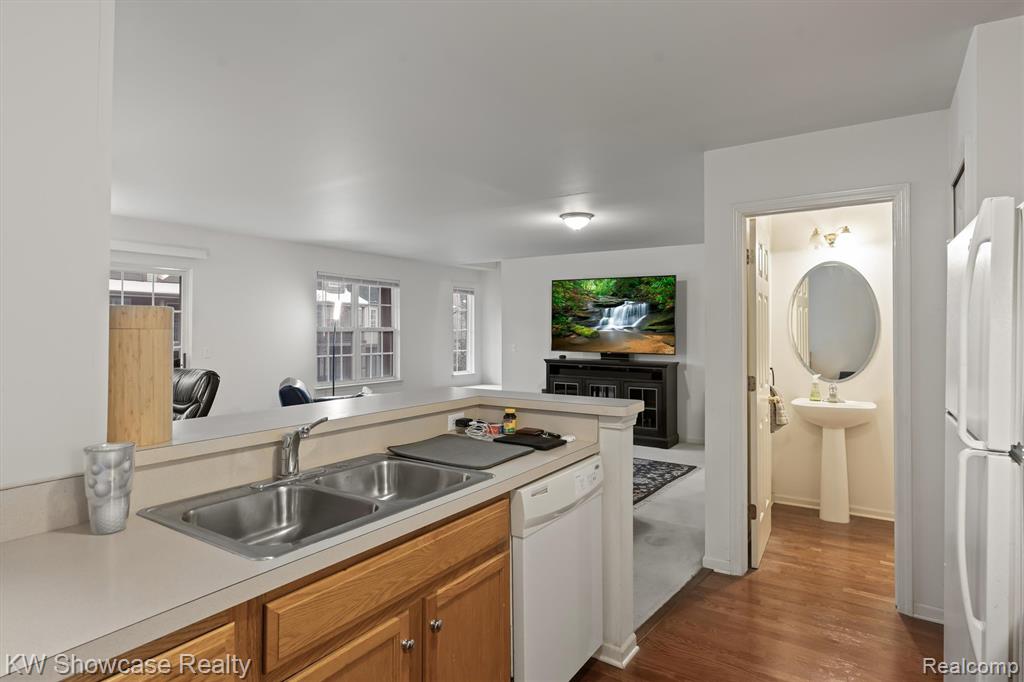 614 Napa Valley Drive, 11, Milford, MI 48381 — Photo 13