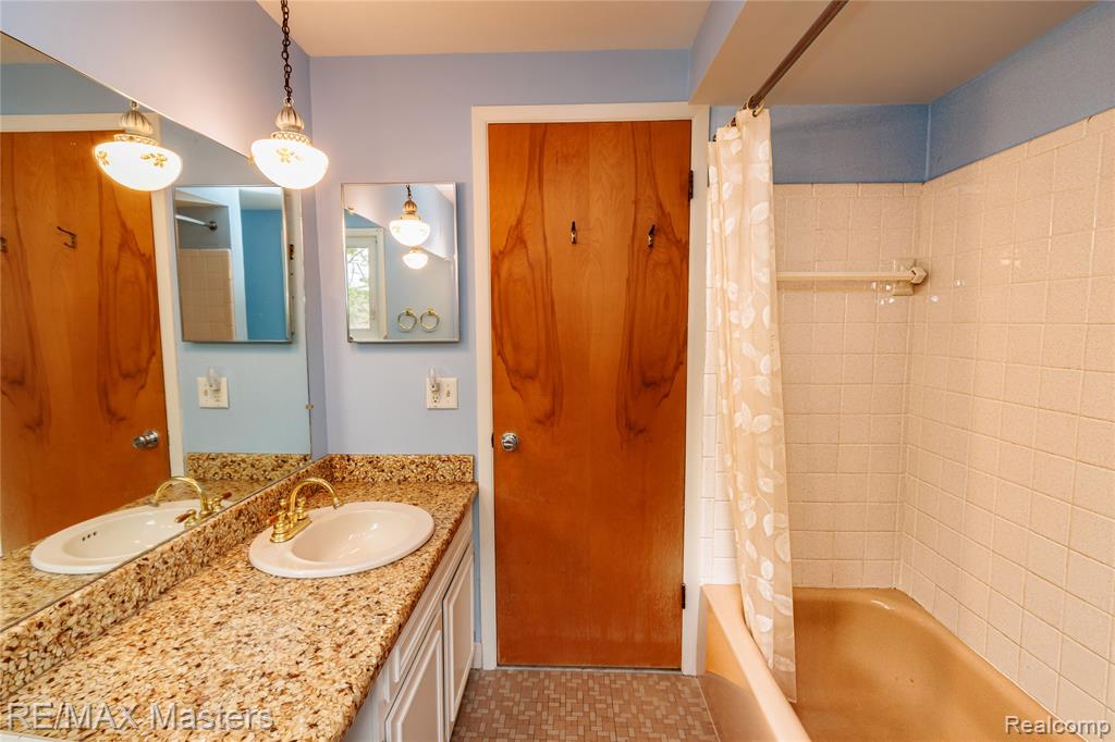21879 Canterbury Avenue, Grosse Ile, MI 48138 — Photo 30