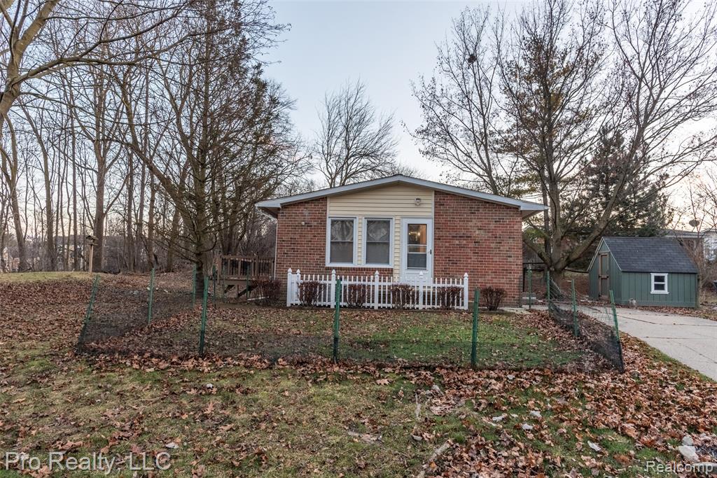 2071 WINEWOOD Avenue - Photo 2