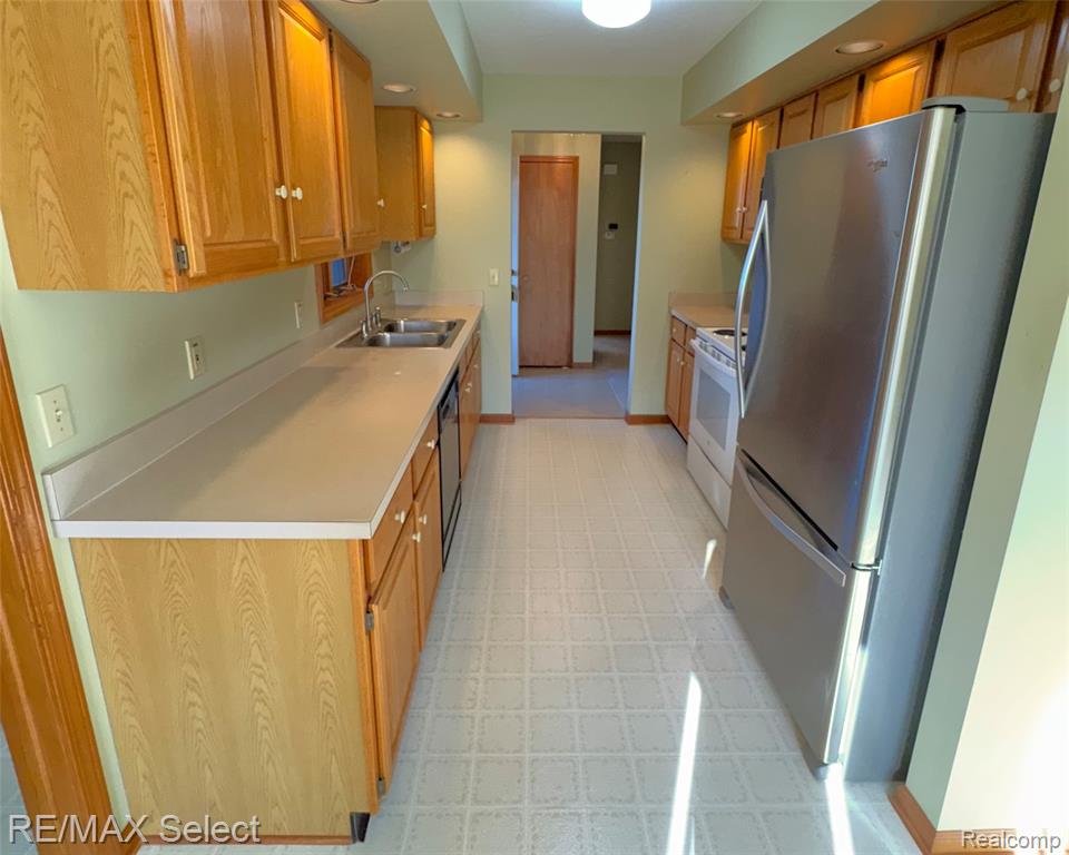 6011 Oak Creek Drive, Swartz Creek, MI 48473 — Photo 5