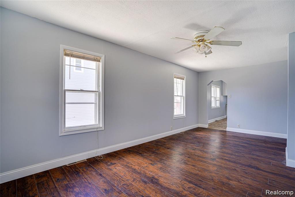 577 E BRICKLEY Avenue, Hazel Park, MI 48030 — Photo 4