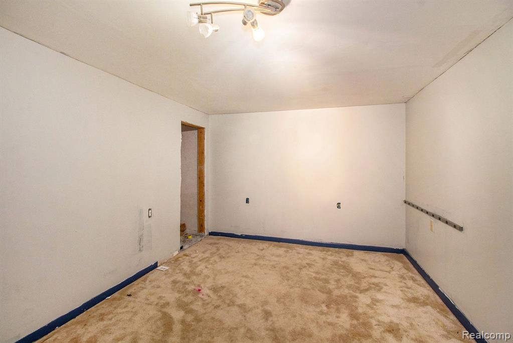 2665 LOS ANGELES Drive, Wolverine Lake, MI 48390 — Photo 20