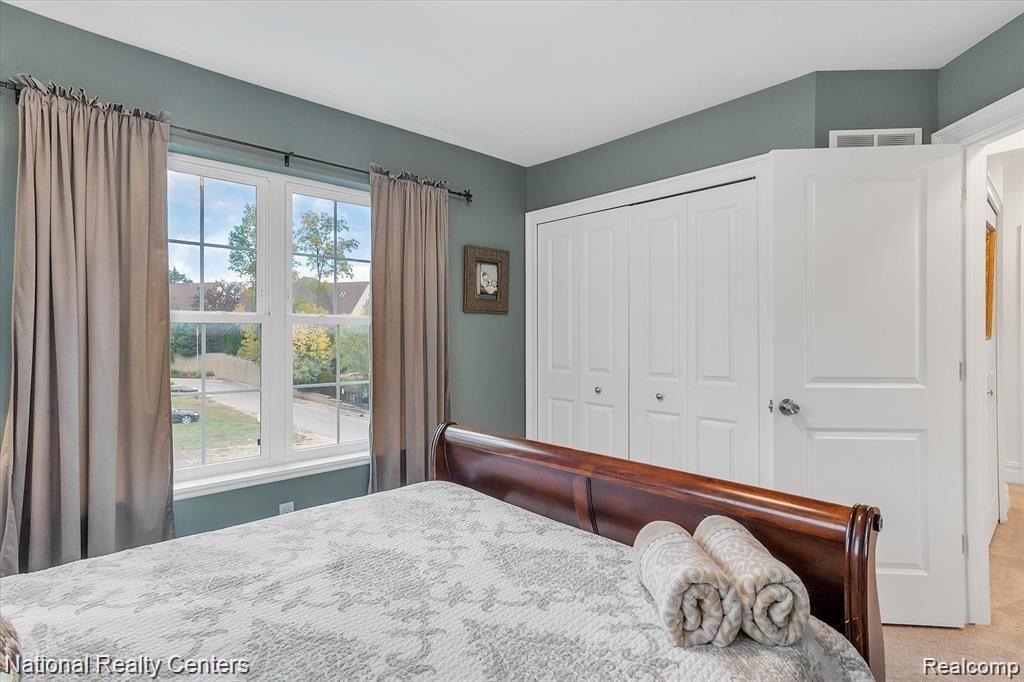 581 VILLAGE Lane, Milford, MI 48381 — Photo 25