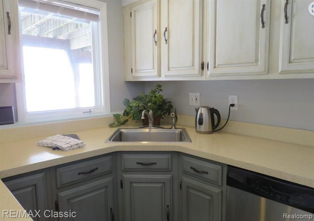 1508 LAKEVIEW Drive, Wolverine Lake, MI 48390 — Photo 10
