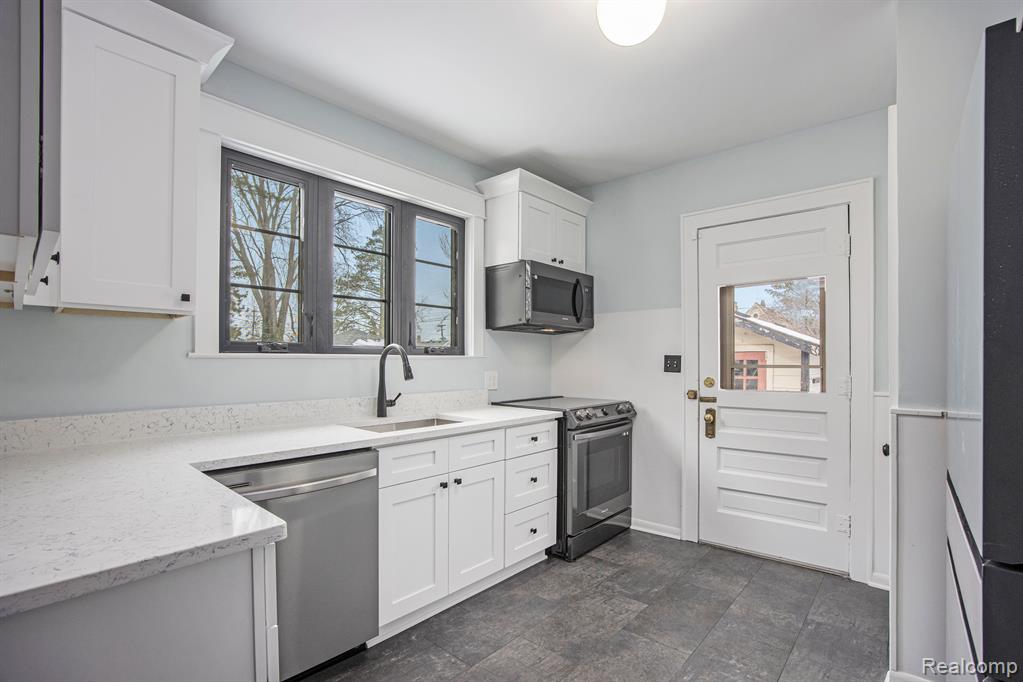402 WAVERLEY Avenue, Royal Oak, MI 48067 — Photo 13