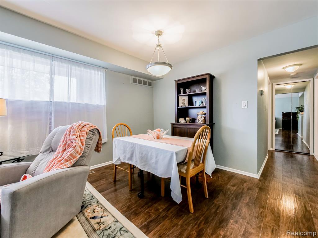 8497 KENNEDY Circle, 4, Warren, MI 48093 — Photo 6